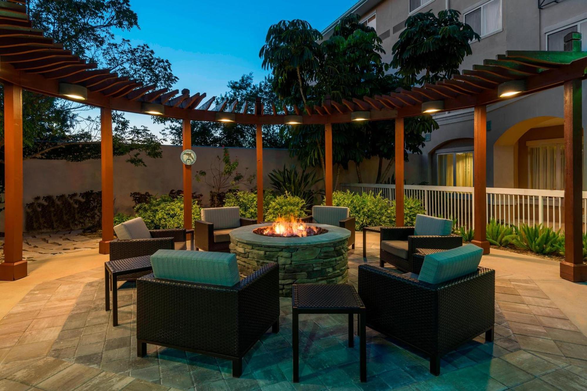 Courtyard Fort Myers At I-75 And Gulf Coast Town Center Естеро Екстер'єр фото