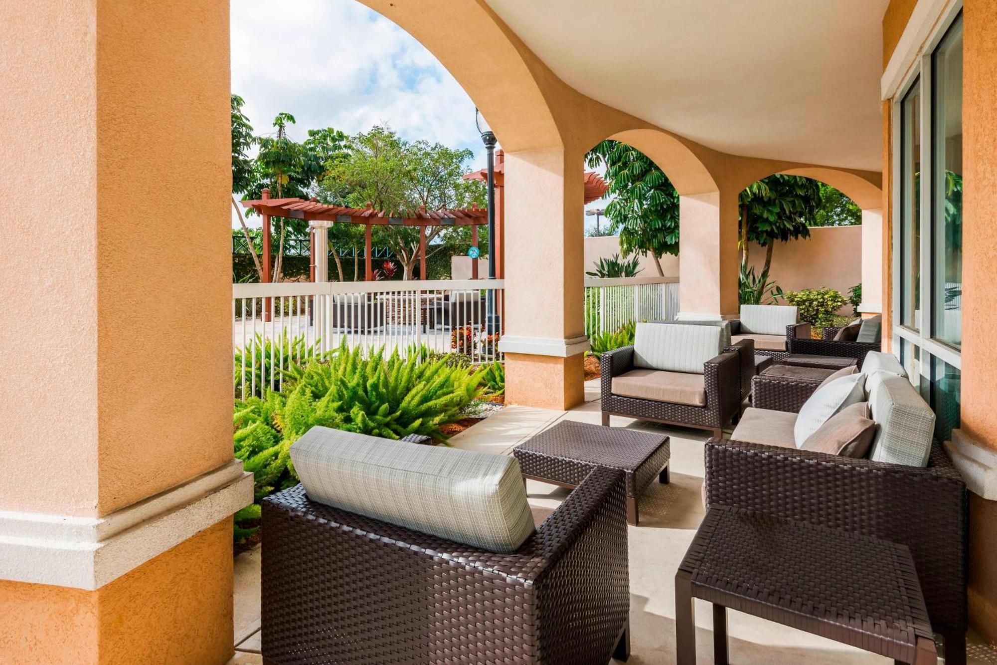 Courtyard Fort Myers At I-75 And Gulf Coast Town Center Естеро Екстер'єр фото